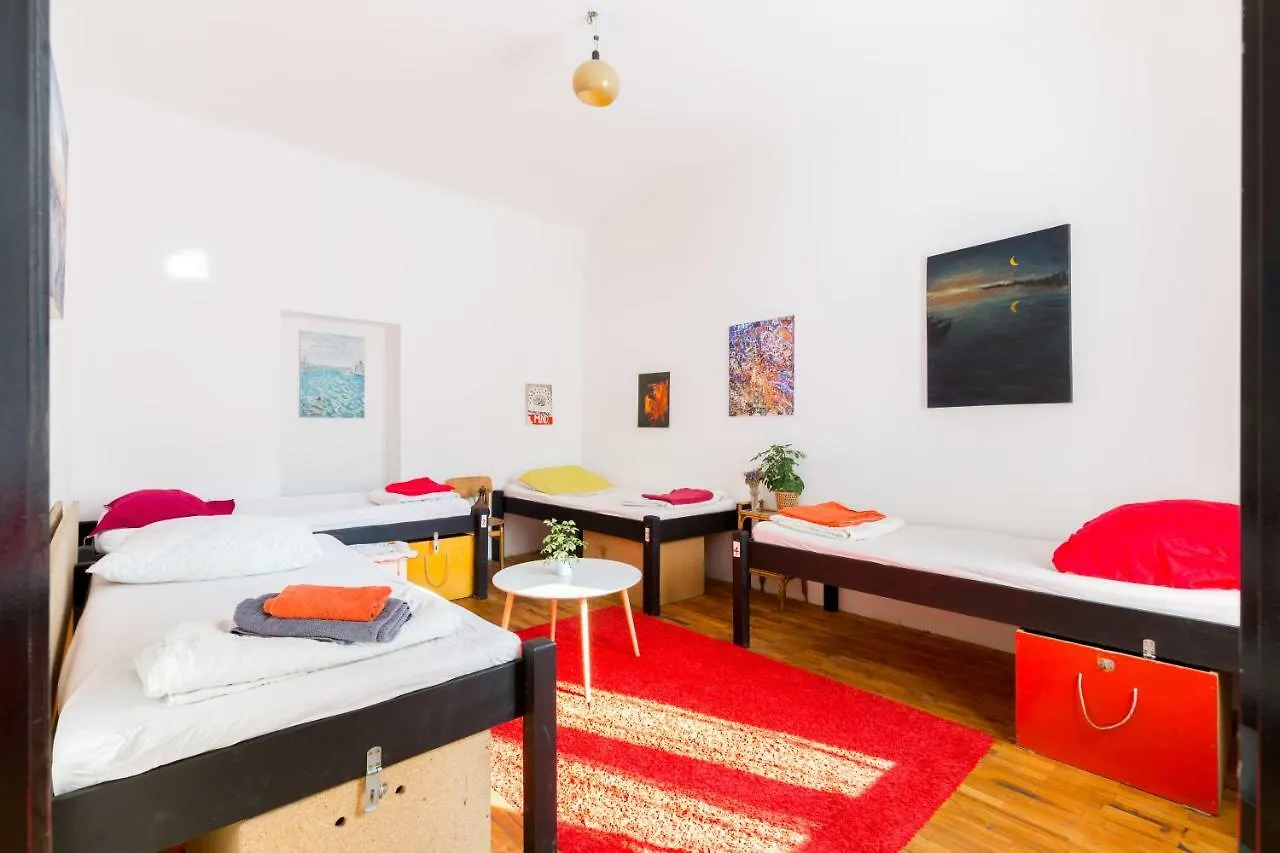 Das Nest Budapeste 0*,
