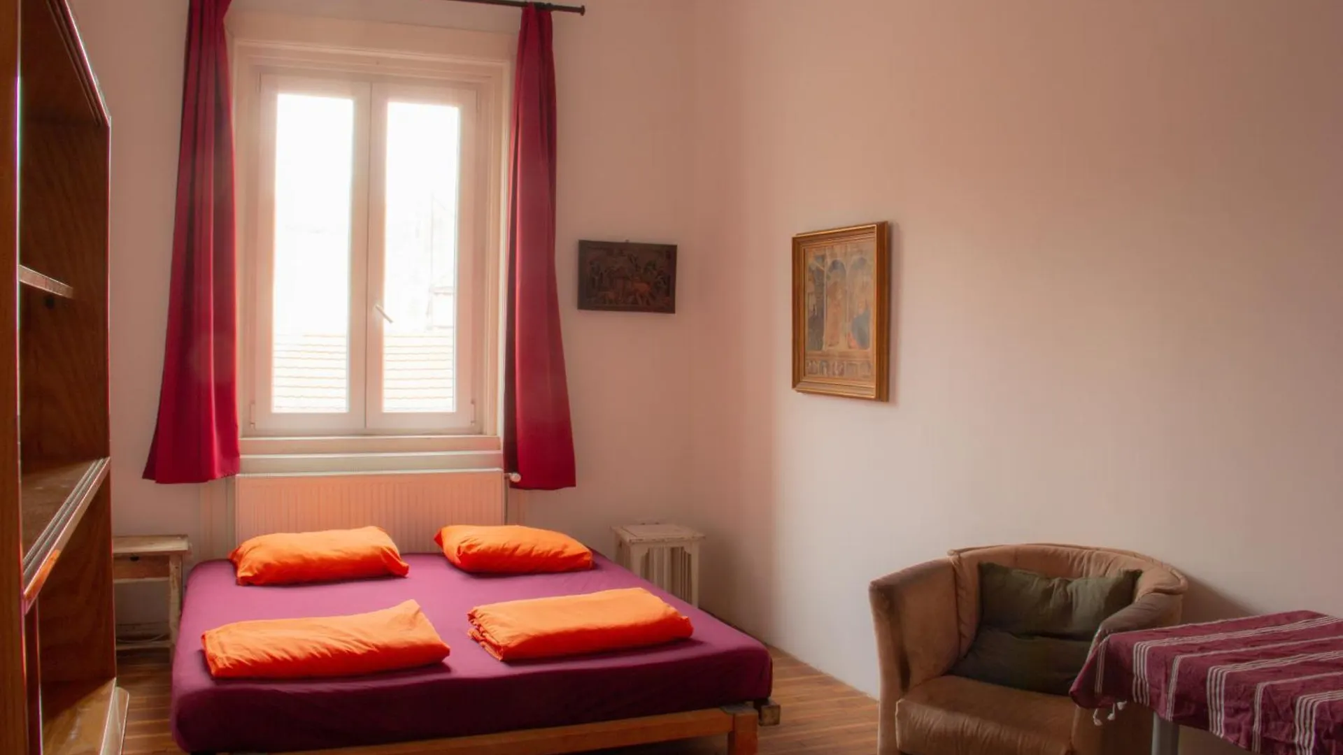 Das Nest Budapeşte 0*,  Macaristan